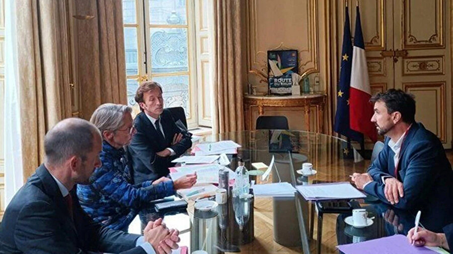 Yetkililer toplantıda mont ve kazak giydi