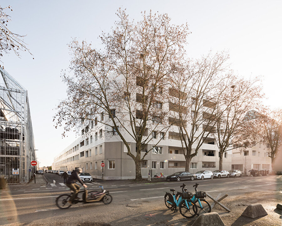 Proje alanı, Bordeaux kentinin manzarasına sahip, Michel Desvigne tarafından tasarlanan yeni bir nehir kenarı parkına bakıyor.