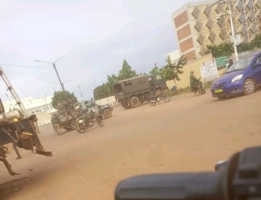 Başkent Vagadugu’da 04.30'dan itibaren silah ve patlama sesleri duyulmuş, Baba Sy Askerî Kampının civarında askerî hareketlilik yaşanmış ve devlet televizyonu RTB'nin yayını kesilmişti.