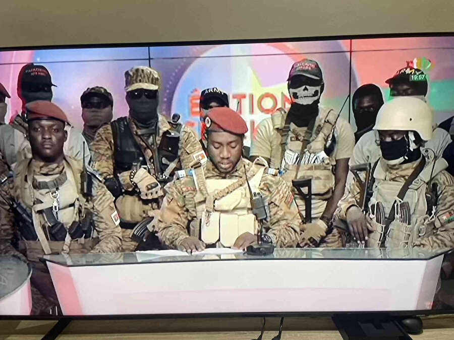 Burkina Faso’da ordu, ulusal televizyonda bir subay tarafından okunan bildiride, anayasanın askıya alındığını, hükümetin ve parlamentonun feshedildiğini duyurdu.