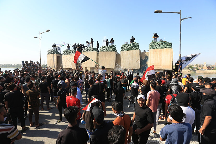  Irak bayrakları taşıyan göstericiler, "Canımız, kanımız Irak'a feda" sloganları attı.