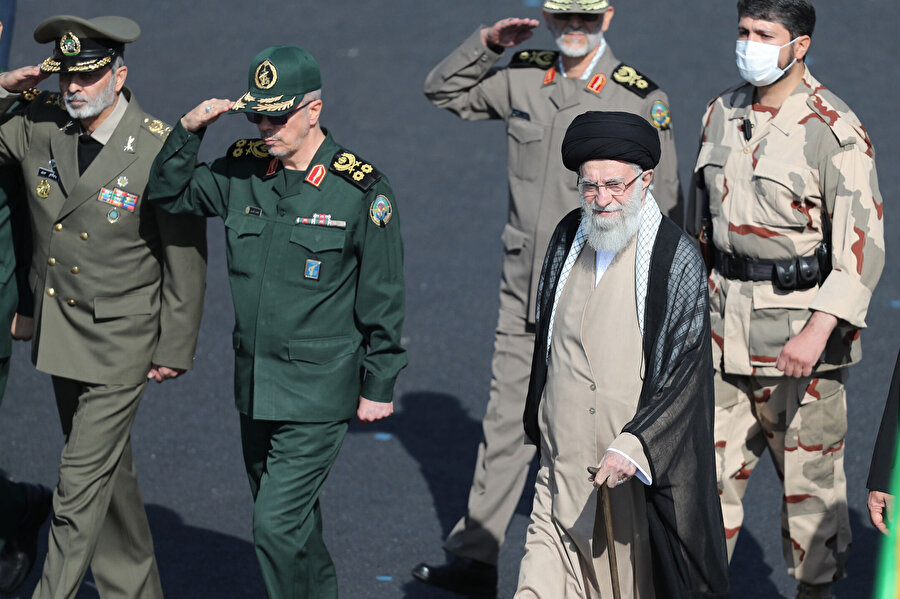 Tahran'daki İmam Hasan Mücteba Subay ve Polis Eğitim Üniversitesi'nde düzenlenen silahlı kuvvetler öğrencilerinin ortak mezuniyet törenine katılan Hamaney, İran'daki protestolar hakkında açıklamada bulundu.