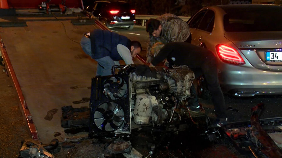 İstanbul'da feci kaza: Otomobilin motoru yola fırladı