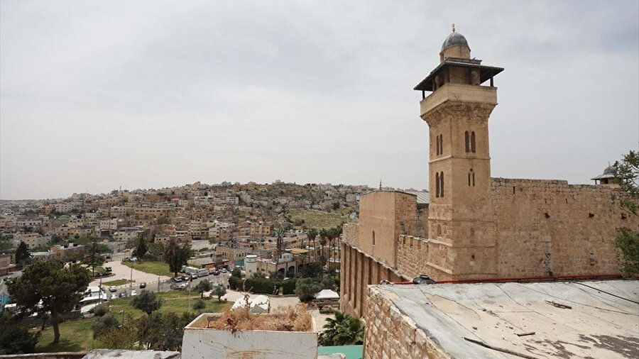 İsrail güçlerinin Yahudilerce kutsal sayılan, Yom Kippur, nedeniyle yarın akşama kadar camiye Müslümanların girişini ve ezan okunmasını yasakladığı aktarıldı.