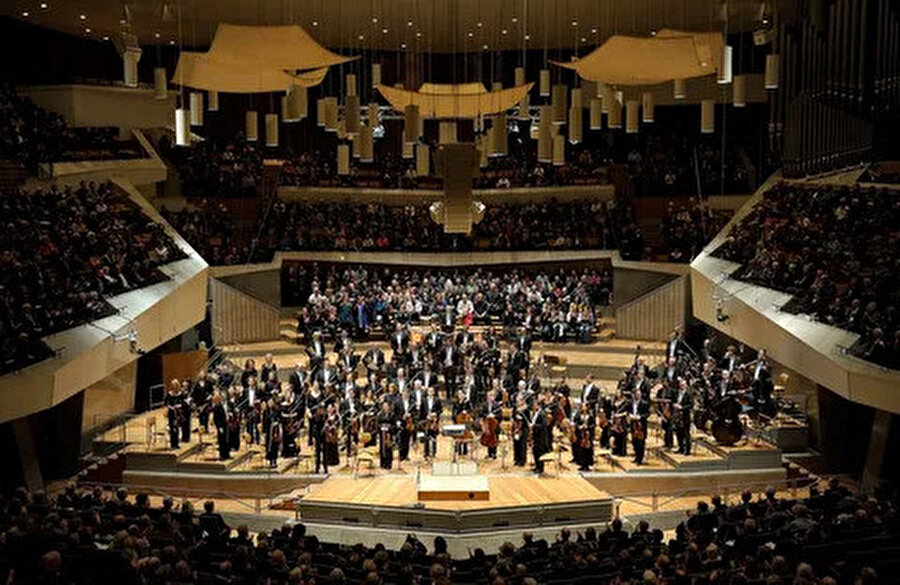 CSO Ada Ankara’da festivalin ilk günü Cemi’i Can Deliorman’ın batonu altındaki Cumhurbaşkanlığı Senfoni Orkestrası ve Burak Onur Erdem şefliğindeki Devlet Çoksesli Korosu’na ev sahipliği yapacak. 