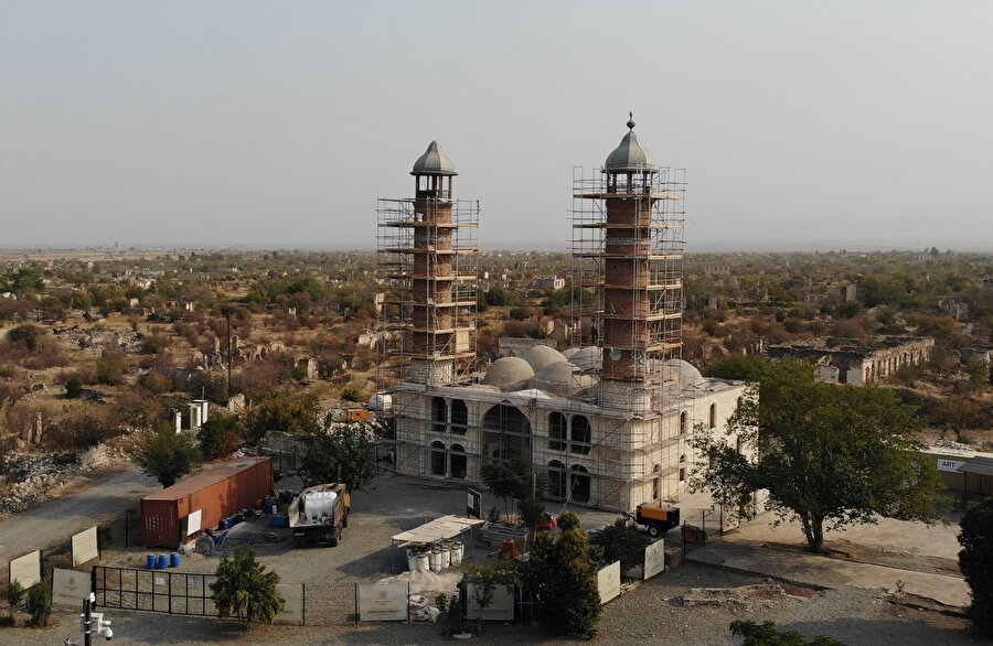 Ağdam'da tek yarı sağlam yapı olan caminin, askeri ölçüm amacıyla kullanıldığı için yıkılmadığı belirtildi.