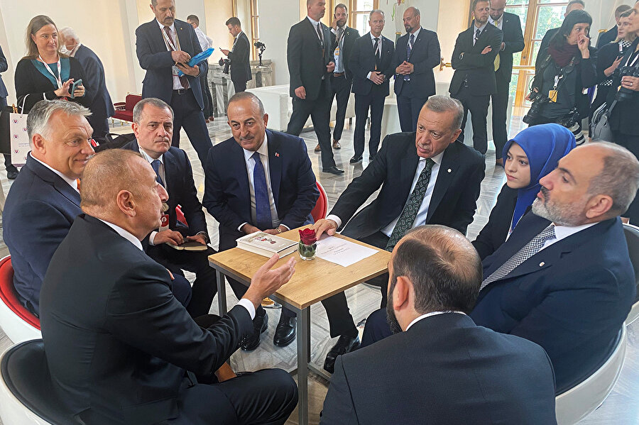 Erdoğan, Paşinya ve Aliyev Çekya'da kısa bir toplantı yaptı