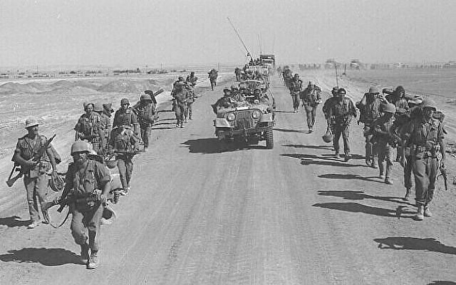 İsrailli paraşütçü askerler Süveyş Kanalı'nı geçtikten sonra Süveyş-Kahire yolu boyunca yürüyor, 25 Ekim 1973.