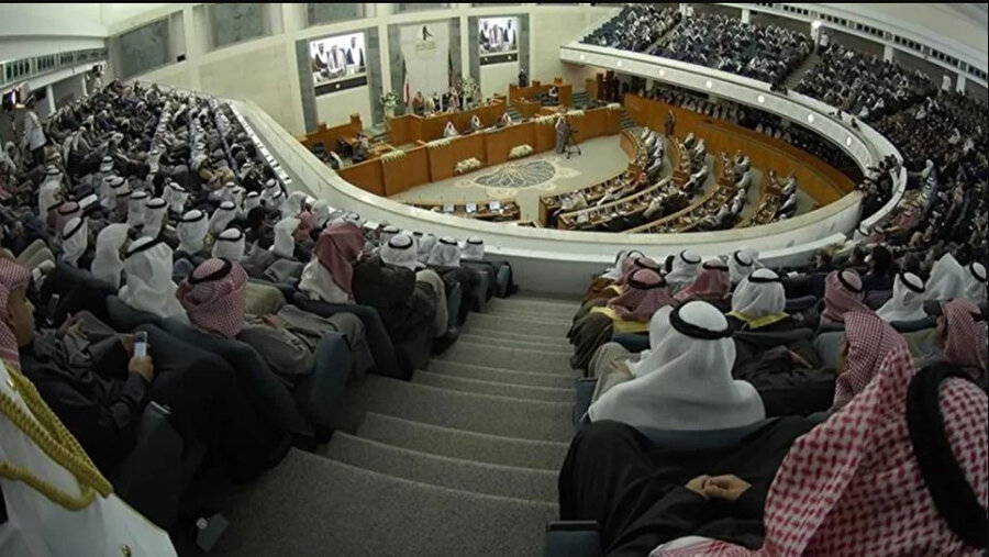 Kuveyt Emiri Şeyh Nevvaf el-Ahmed el-Cabir es-Sabah'ın büyük oğlu olan Ahmed Nevvaf başbakanlığındaki hükûmetin üyeleri, 2 Ağustos'ta yemin ederek göreve başlamıştı.
