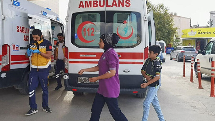 15 öğrenciyi arı soktu