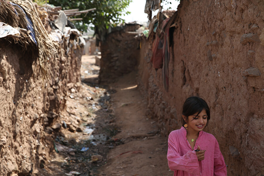 ABD'nin 21 sene önce Afganistan'ı işgalinden beri yüz binlerce mülteci Pakistan'da zor şartlarda yaşıyor