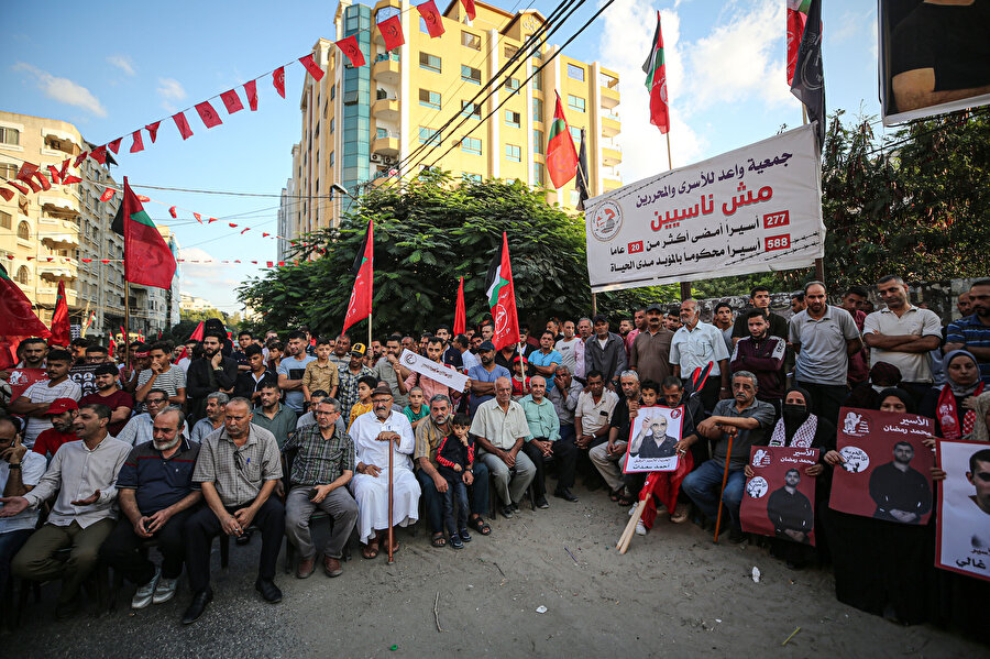 İsrail hükûmeti herhangi bir suçlama yöneltmeden, sadece 'ileride suç işleyebileceği şüphesiyle' Filistinlileri 'idari tutukluluk' adı altında hapse atıyor. 