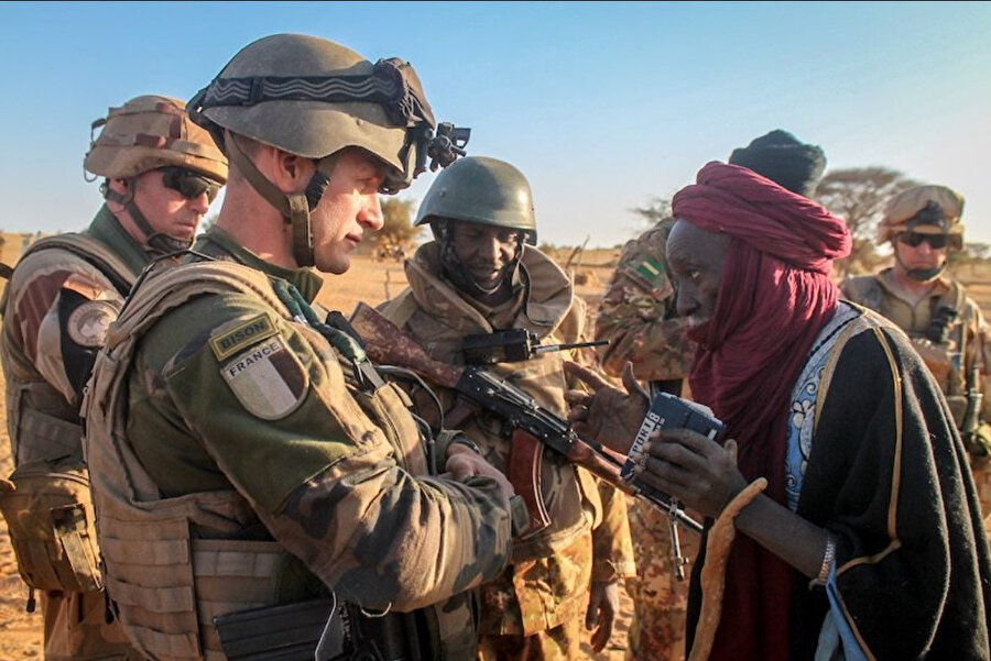 Fransız gazetesi Le Monde: '10 yıllık Fransız askerî varlığından sonra Mali, şimdi Rusya'nın etki bölgesi olarak algılanıyor. Fransa'nın başlıca müttefiklerinden Nijer ve Fildişi Sahili, düzenli olarak Rus yanlısı etki ağlarının saldırılarının hedefi oluyor.' dedi.