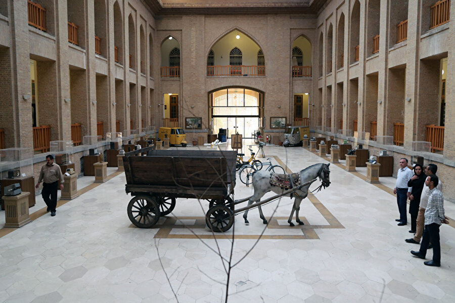 Müzede yer alan posta araçları arasında İran postası tarafından kullanılmış at arabası, kapalı ve açık kabinli triporter, bisiklet, mobilet ve motosikletin yanı sıra bir de tek motorlu pervaneli uçak maketi bulunuyor.