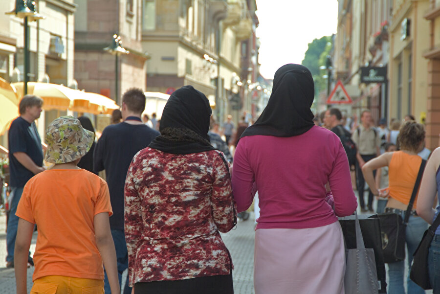 Avrupa’da Müslümanların birçoğu yaşadıkları ülkenin vatandaşlığını almış, üçüncü veya dördüncü nesil olarak bulundukları ülkede yaşamlarını sürdürmektedir.