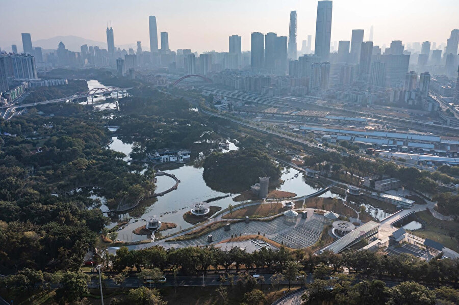 Proje, Honghu Parkı'nın kuzey ucunda, Buji Nehri'nin doğusunda yer alıyor. Honghu Park, servi ormanı ve beyaz ak balıkçıl sürüsü ile tanınan, nilüfer temalı bir park olarak kullanıcıya sunuluyor. 1985 yılında açılan park Shenzhen vatandaşları için de hayli önem taşıyor.