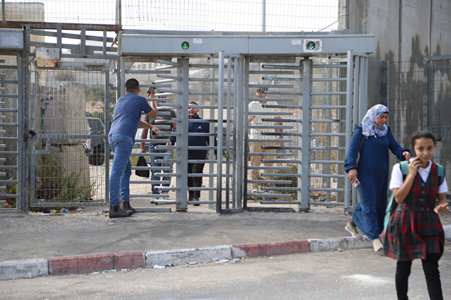 İşgalci İsrail güçleri, kampa giriş çıkışları, yerleştirdiği döner metal kapılarla kontrol altında tutuyor.
