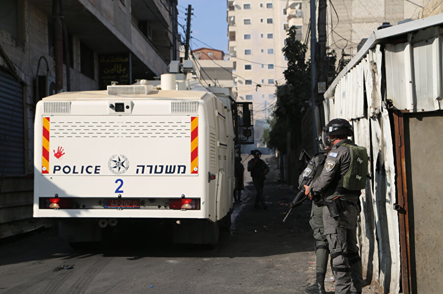 Kamp sokakları, İsrail ordusunun zırhlı araçları ve TOMA’larıyla kuşatılmış durumda.