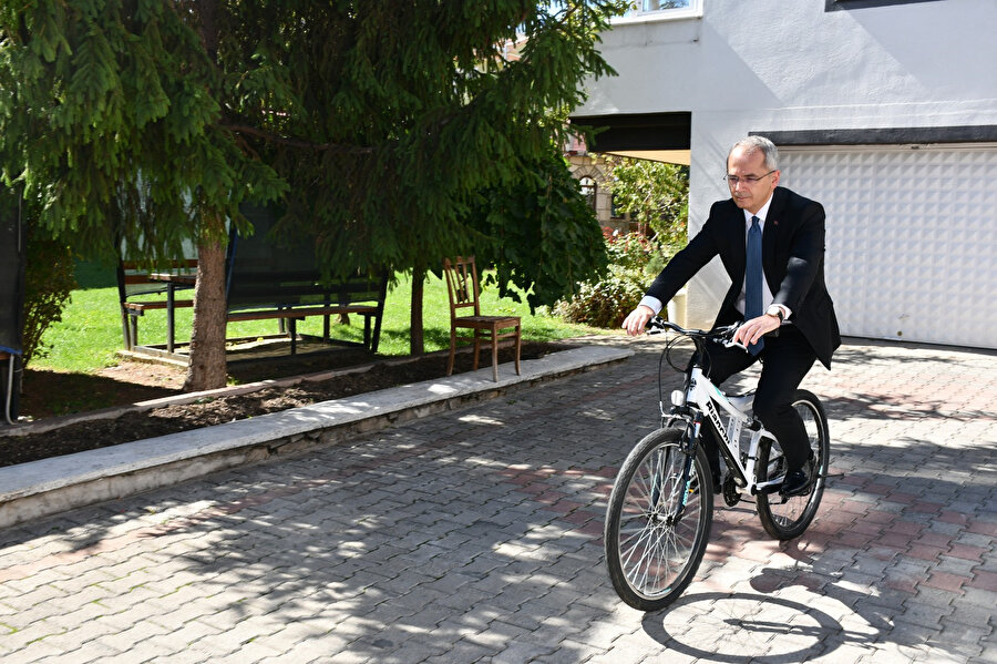 Çevreci kaymakam işe bir yıldır bisikletle gidip geliyor