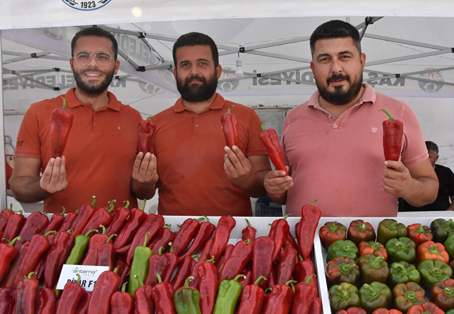 2 dakikada 188 gram acı biber yedi, birinci oldu