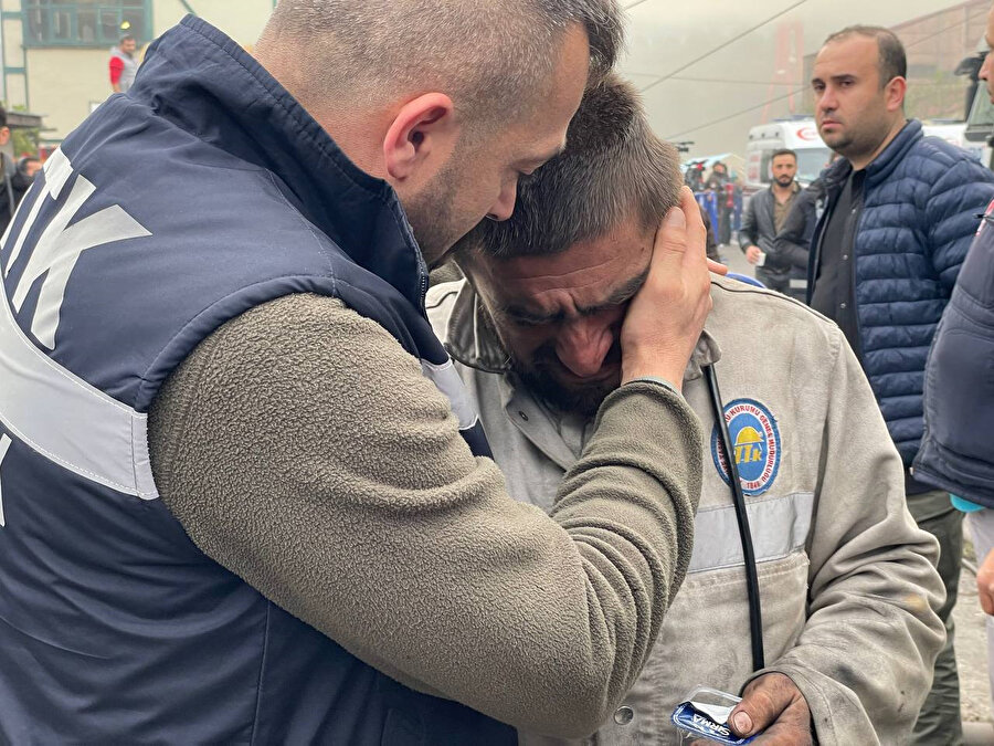 Madenden çıkarılan işçiyi arkadaşları teselli etti
