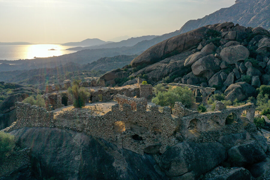 Beşparmak Dağı'na yaslanan Yediler Manastırı antik rotanın uğrak noktası.