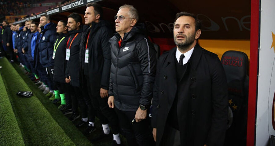 Okan Buruk ve teknik ekibi