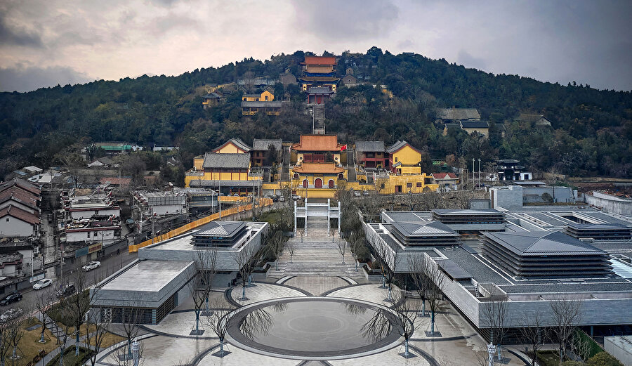 Yunlong Mountain Meditasyon Oteli, dağlar ve şehir arasında yer alıyor. Dağın eteğinde dünyevi günlük yaşam ve dağdaki ibadet alanları, ziyaretçileri aşağıdan yukarıya, dinamikten durağan olmaya yönlendiriyor.