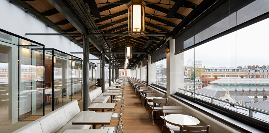  Yeni bir restoran inşa edilerek bar tarafı ve teras, ziyaretçilere Convent Garden meydanı manzarasını sunuyor. 