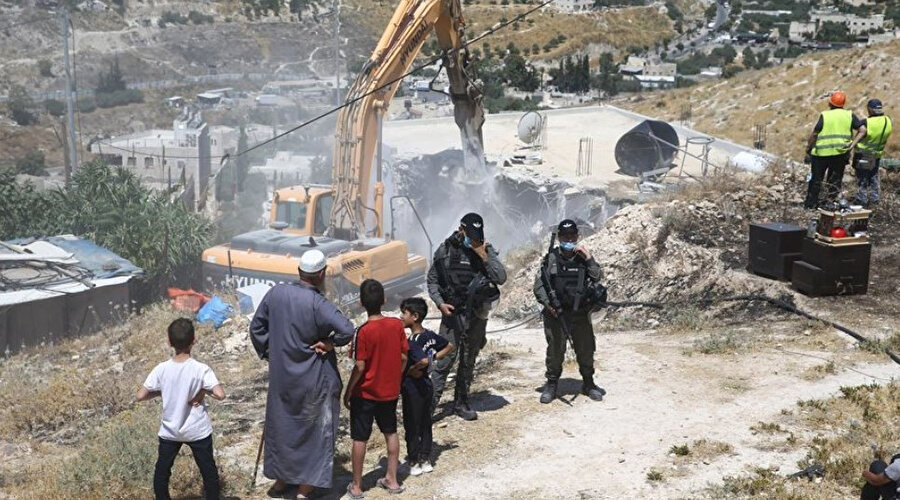 OCHA raporuna göre, 2022'nin ilk sekiz ayında, 71'i AB tarafından finanse edilen yapılar da dahil olmak üzere toplam 590 adet Filistinlilere ait yapı yıkıldı veya el konuldu. Bu süreçte 707 Filistinli zorla yerinden edildi ve Batı Şeria ve Doğu Kudüs'te 16.768 kişi daha olumsuz etkilendi.