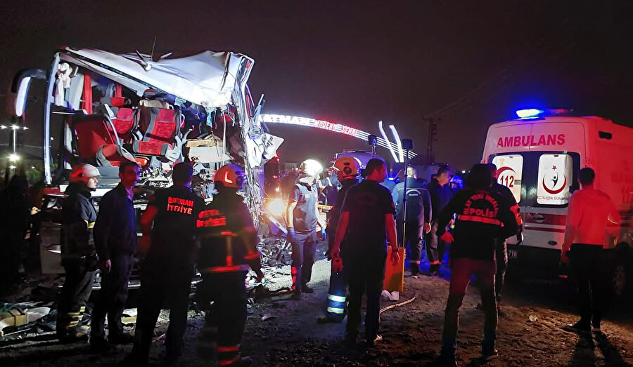 İhbar üzerine olay yerine çok sayıda ambulans ve itfaiye ekibi geldi.
