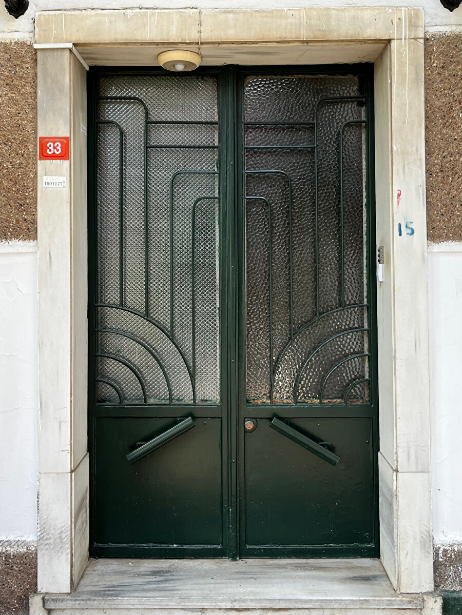 Büyükada, Zagnos Paşa Caddesi, 33 Numaralı Konutun Art Deco Etkisindeki Giriş Kapısı.