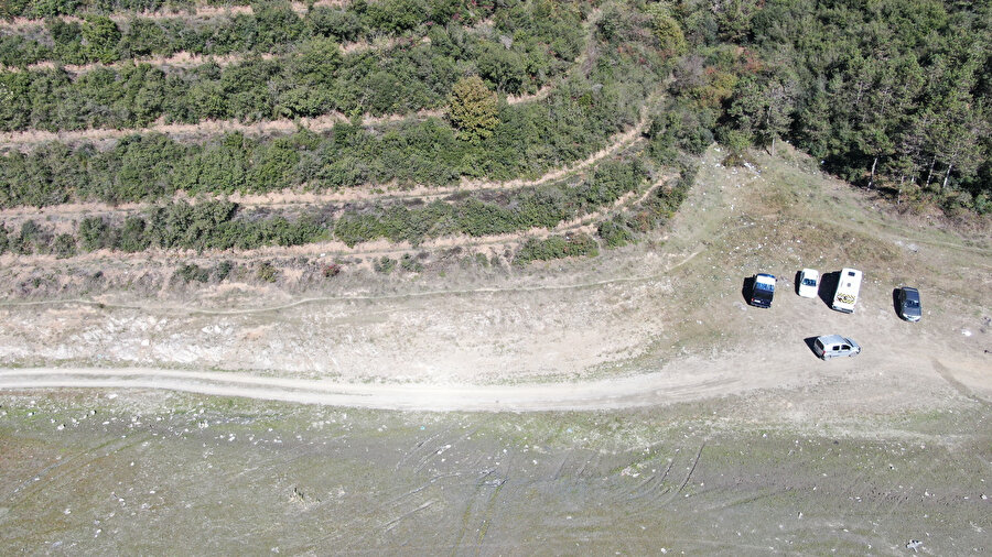 Su seviyesi düştü baraj gölünde araçlar dolaşmaya başladı
