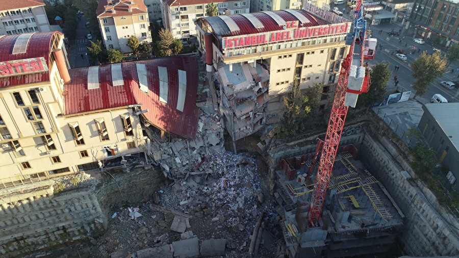 Küçükçekmece'de üniversite binasındaki hasar drone ile görüntülendi