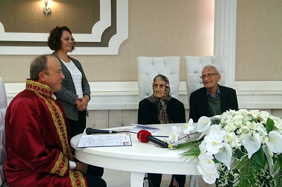 Avcılar'da 90 yaşındaki gelin ile 77 yaşındaki damat nikah masasında