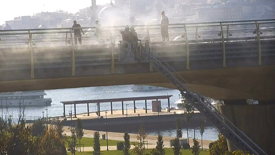 Haliç metro köprüsünü dumanlar kapladı