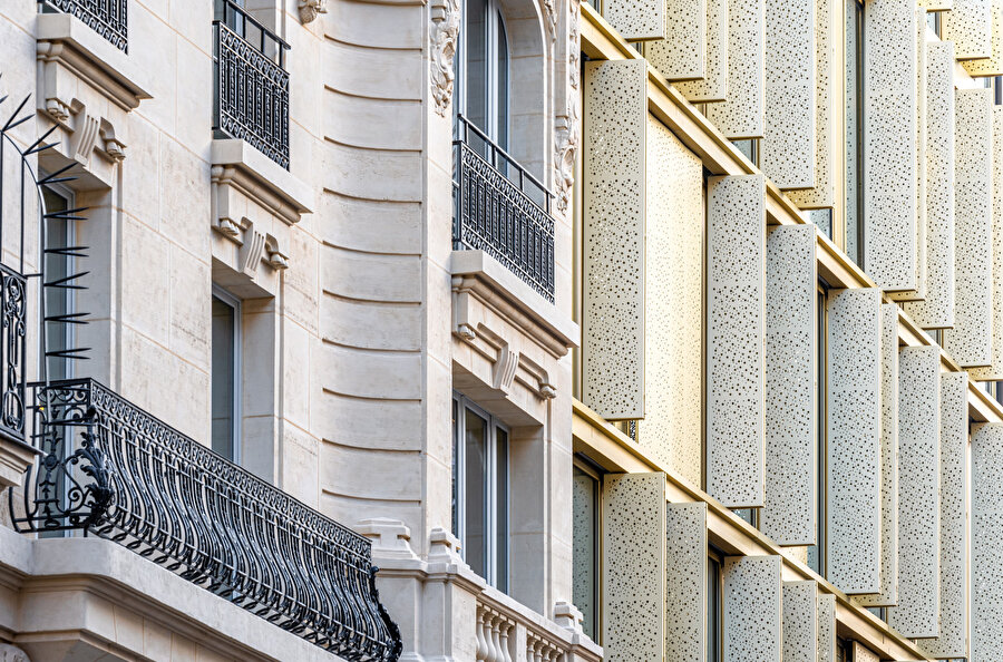 Yapı Paris’in 8. Bölgesi olan tarihi Montaigne Semti’nde bulunuyor.