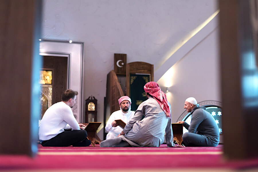 Müslümanların varlığıyla birlikte devletin İslam ile ilişki nasıl bir hâl alacak sorusu gündeme geliyor. Bir istisna olarak Avusturya’da tarihî koşullar nedeniyle Avusturya İslam Cemaati kamu tüzel kişiliğine sahip bir kuruluş olarak yer alıyor.
