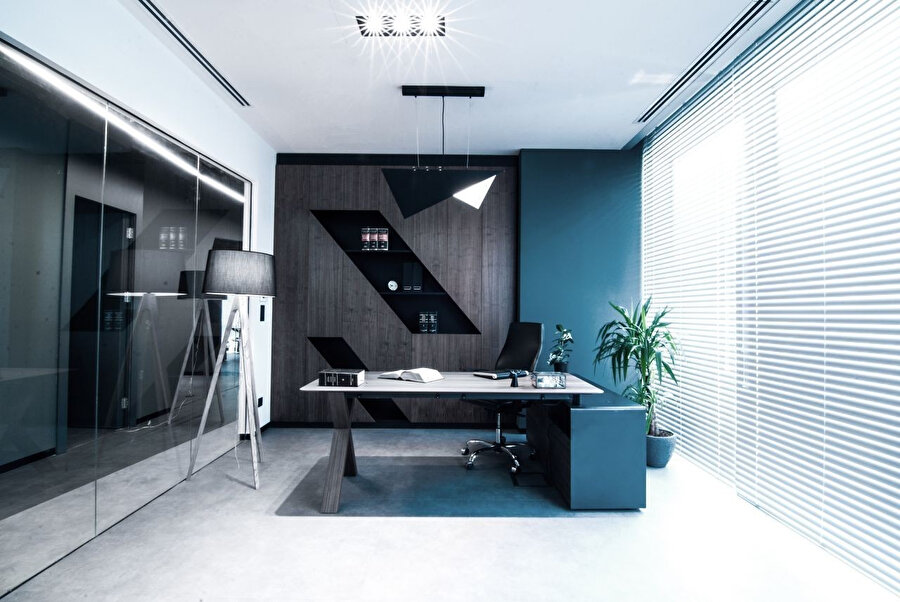 Ofisler daha sakin şekilde tasarlanırken çeşitli hareketli detaylarla da destekleniyor.
