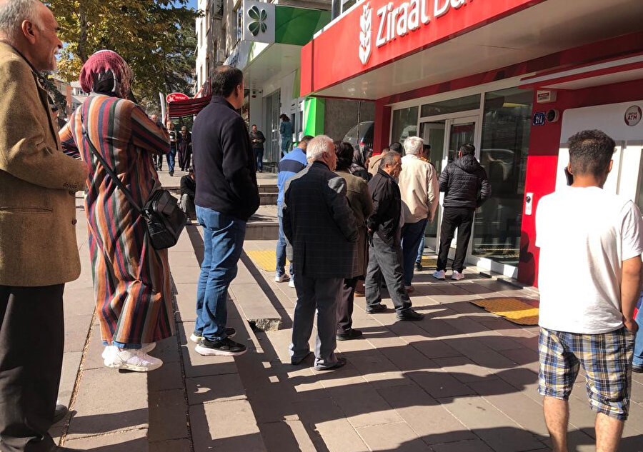 Banka önünde oluşan kuyruk