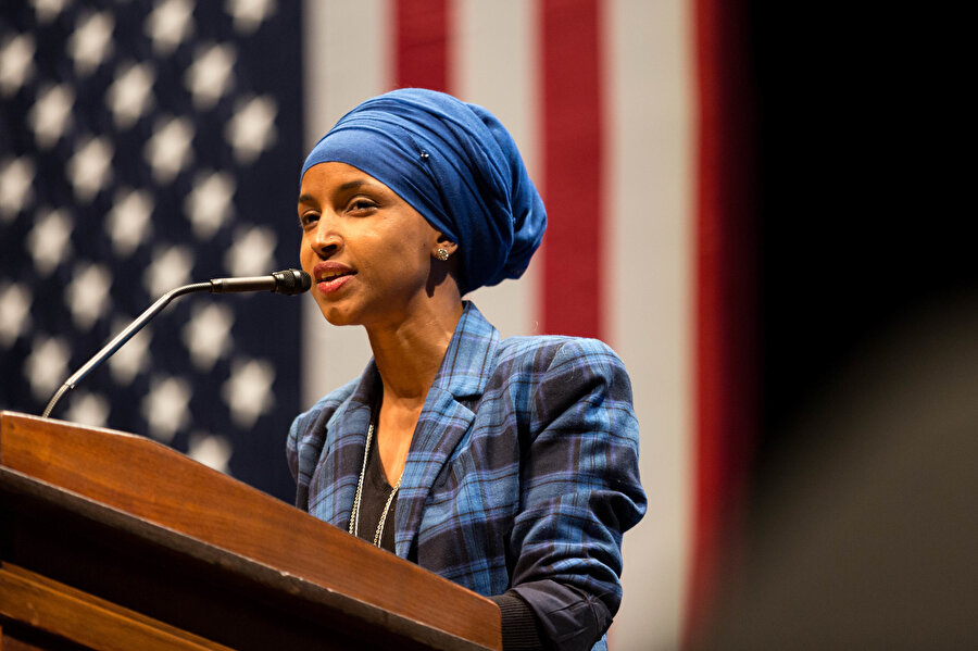 Somali doğumlu, Amerikan Kongresi’nin ilk Somali asıllı Müslüman temsilcisi, Afrika’dan gelip vatandaşlık alarak seçilen ilk kadın temsilci ve ilk iki Müslüman kadın temsilcisinden biri olan İlhan Omar.
