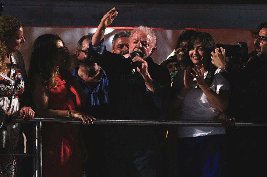 Brezilya'da düzenlenen ikinci tur devlet başkanlığı seçimini kazanan solcu eski Devlet Başkanı Luiz Inacio Lula da Silva, Sao Paulo'da destekçilerine hitaben bir konuşma yaparken