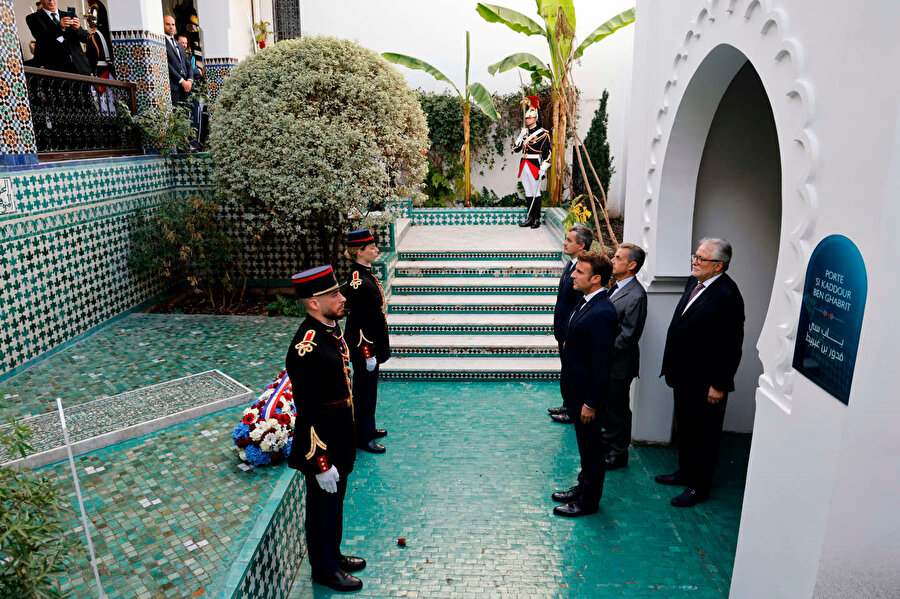 Geçtiğimiz günlerde Paris Camii'ni ziyaret eden Fransa Cumhurbaşkanı Emmanuel Macron, içeride bulunan Cezayirli Kaddûr Bengabrit'in kabrine saygı duruşunda bulunmuştu.
