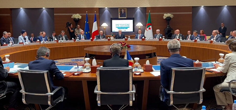 Ekim ayında iki ülke arasında farklı anlaşma metinleri imzalandı ve yıllardır askıda olan Cezayir-Fransa Yüksek Düzeyli Hükümetler Arası Komitenin 5. toplantısı düzenlendi.