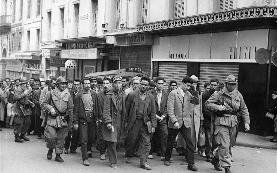 Fransız yetkililer yıllardır Cezayir arşivini vermeyi reddederken Cezayir'in Bağımsızlık Savaşı (1954-1962) sırasında kaybolan 2 bin 200 kişinin akıbeti açıklığa kavuşturulamadı.