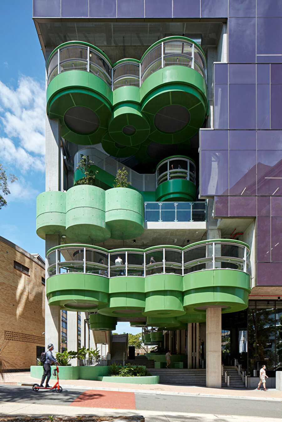 Balkonlarda dikkat çekici ve dinamik bir yeşil tonu kullanılıyor.