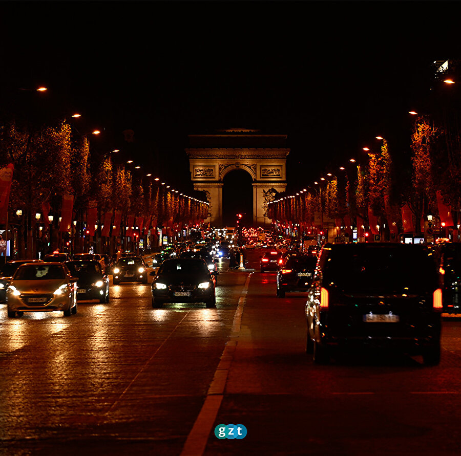 Paris sokaklarında ışıklar söndü
