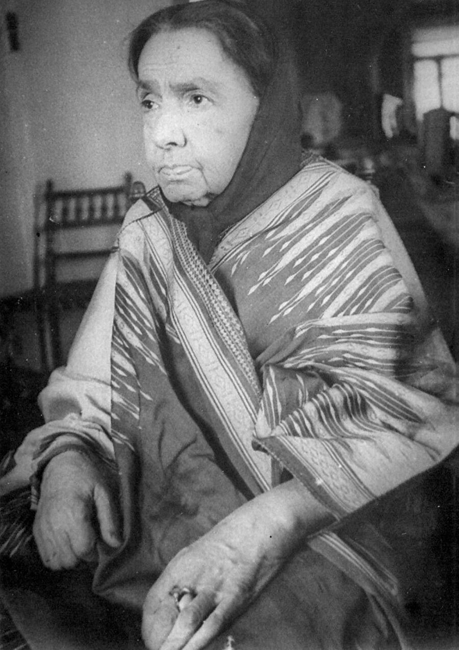 Abdülhak Mihrünnisa Hanım (1864-1943), edebiyat tarihimizde unutulan ve üzerinde durulması gereken hanım şairlerimizden biri olarak karşımıza çıkmaktadır.