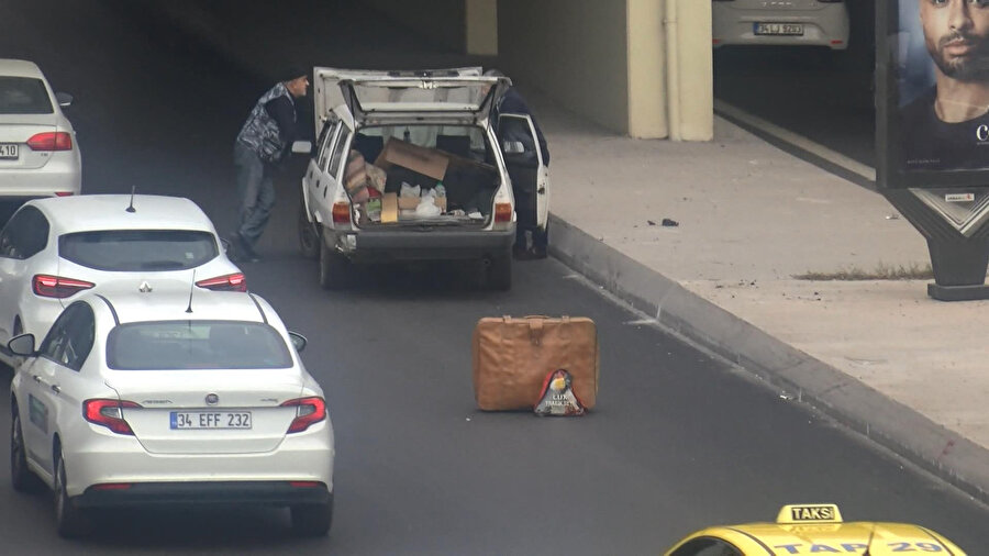 Yolda kalan otomobili için bavullu önlem