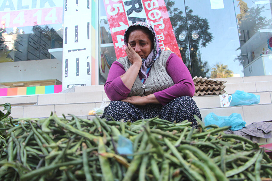 Parası ve telefonu çalındı: Seyyar satıcı kadından alışveriş için kuyruğa girdiler